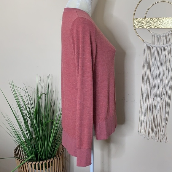 alo yoga • alolux glimpse long sleeve split tee - Picture 3 of 9